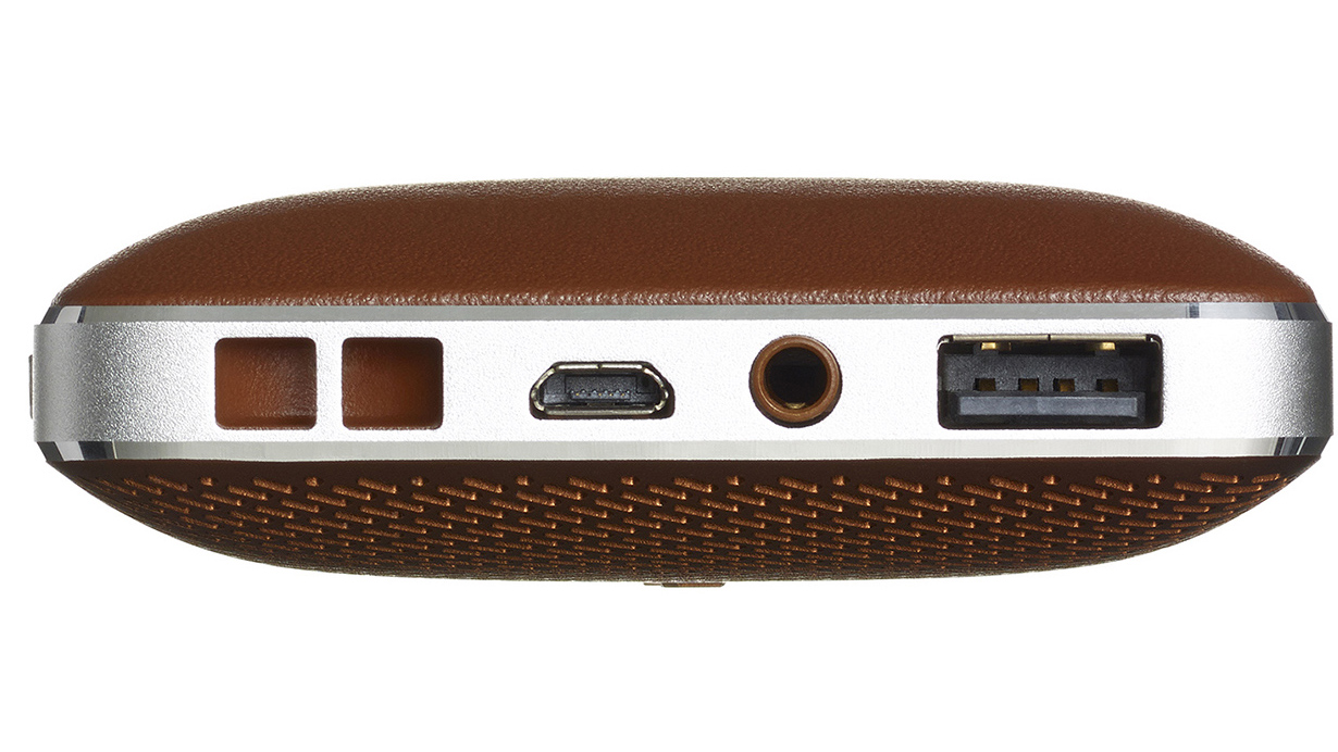 Динамик умеет подзаряжать мобильные устройства через удобный порт USB