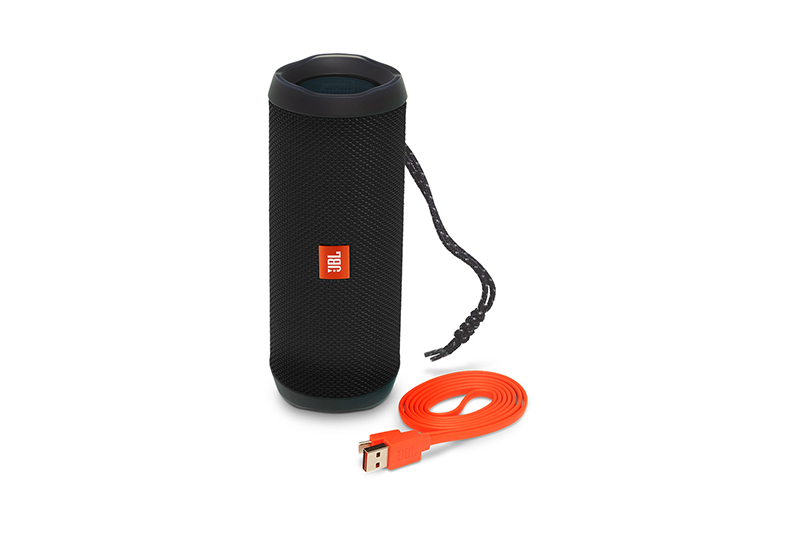 Благодаря водонепроницаемому корпусу JBL Flip 4 можно погружать в воду на глубину до полуметра на 30 минут