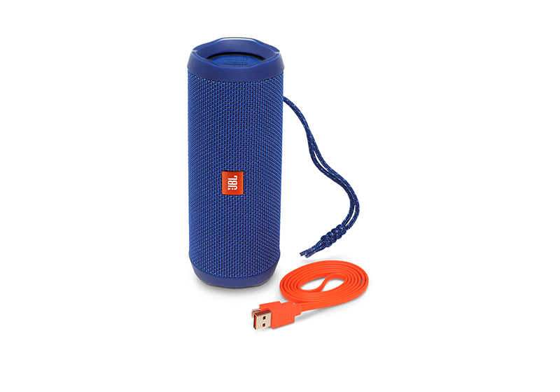Благодаря водонепроницаемому корпусу JBL Flip 4 можно погружать в воду на глубину до полуметра на 30 минут