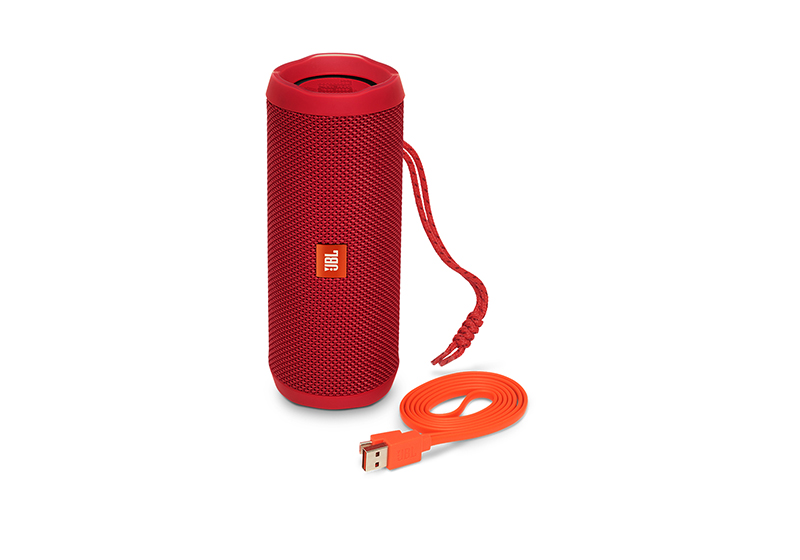 Благодаря водонепроницаемому корпусу JBL Flip 4 можно погружать в воду на глубину до полуметра на 30 минут
