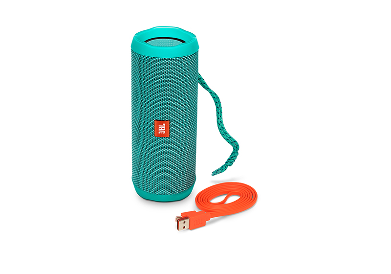 Благодаря водонепроницаемому корпусу JBL Flip 4 можно погружать в воду на глубину до полуметра на 30 минут